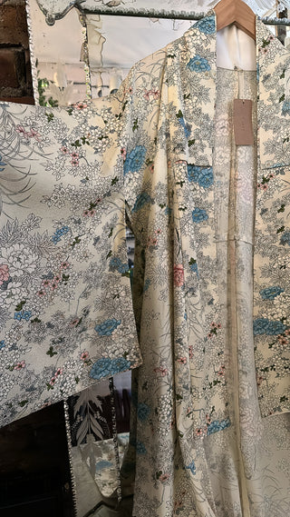 Kyoto Vintage Warehouse - Silk Kimono - Ecru with Flowers