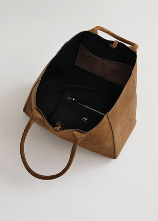 Koné - Large Filippo Bag - Suede Brandy