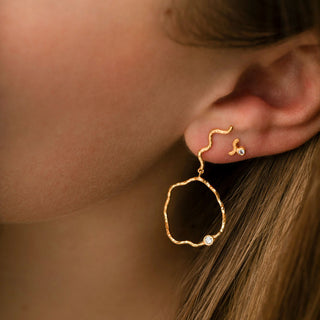 STINE A - Wavy Circle Earring W/Stone Left - Gold